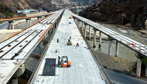 高速公路相接,途经临江,老爷庙,文县县城,石鸡坝等地,终点是青龙桥(甘